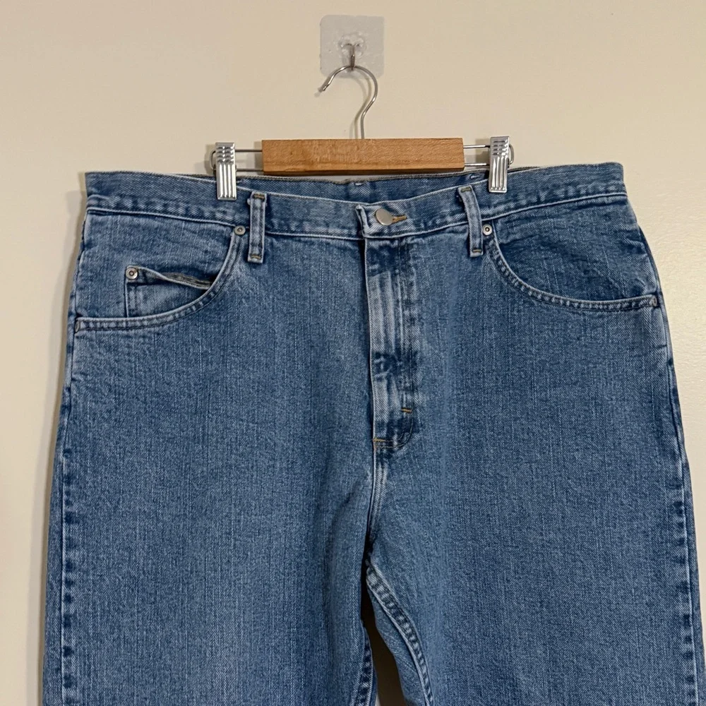 Wrangler Mens Jeans Size 38x30 Blue Relaxed Fit Straight Leg Classic Denim - Picture 3 of 10